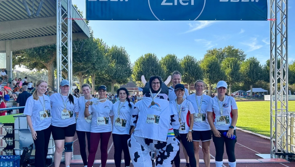 Zehn Läuferinnen und Läufer der Elisabeth-Selbert-Schule beim 35. GGEW Spargellauf 